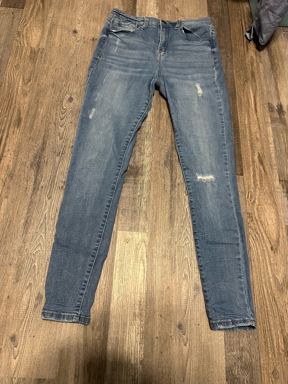 5/$25 Light wash Skinny Jeans